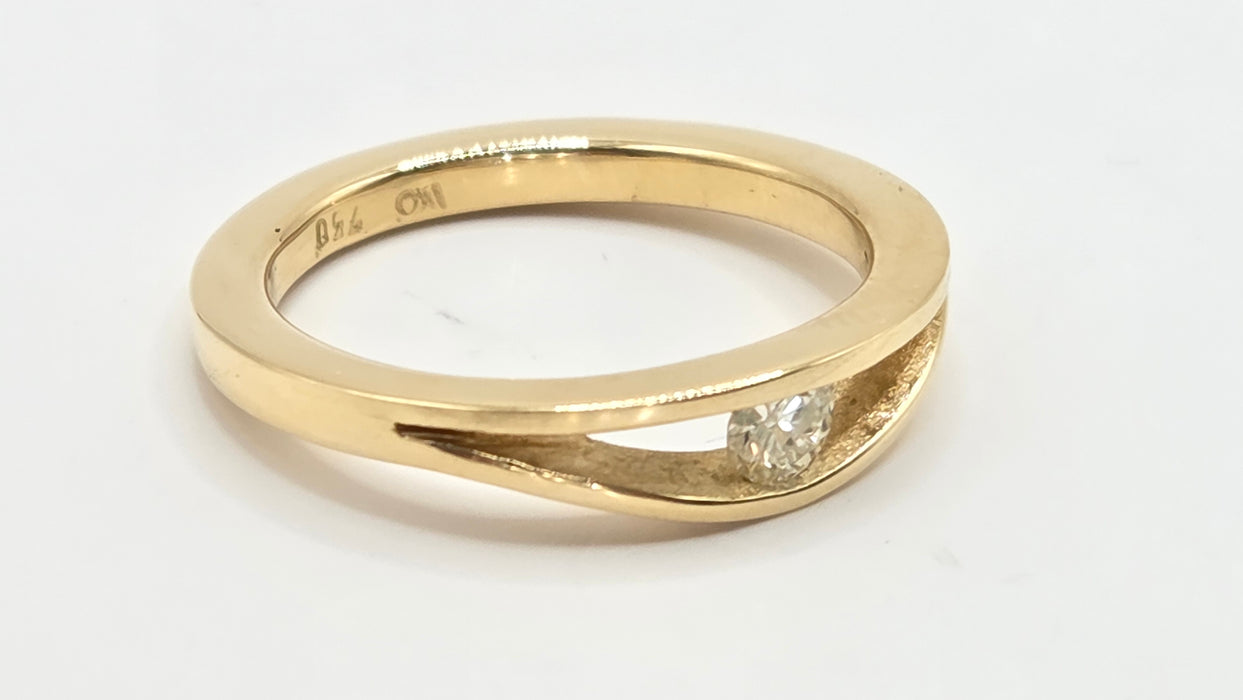 Vintage: 18ct Yellow Gold Diamond Wedge Set Solitaire Ring — 0.15ct