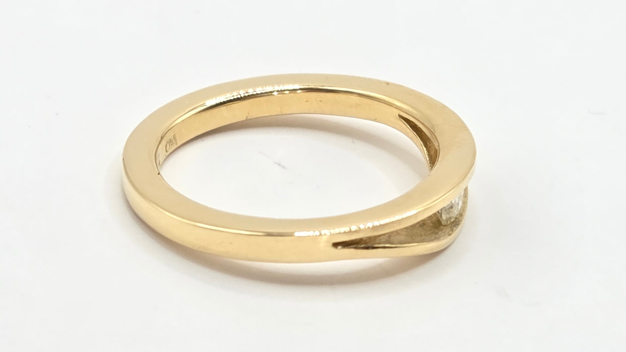 Vintage: 18ct Yellow Gold Diamond Wedge Set Solitaire Ring — 0.15ct