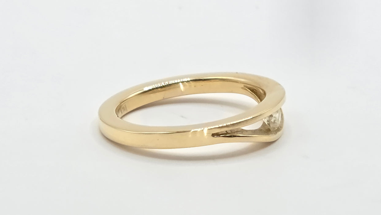 Vintage: 18ct Yellow Gold Diamond Wedge Set Solitaire Ring — 0.15ct