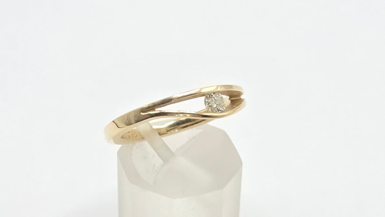Vintage: 18ct Yellow Gold Diamond Wedge Set Solitaire Ring — 0.15ct