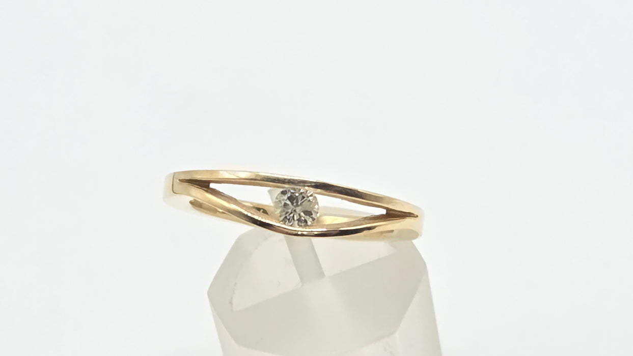 Vintage: 18ct Yellow Gold Diamond Wedge Set Solitaire Ring — 0.15ct
