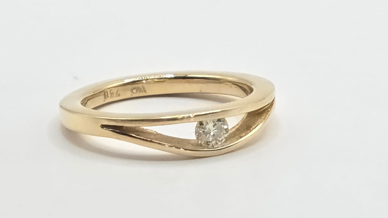 Vintage: 18ct Yellow Gold Diamond Wedge Set Solitaire Ring — 0.15ct