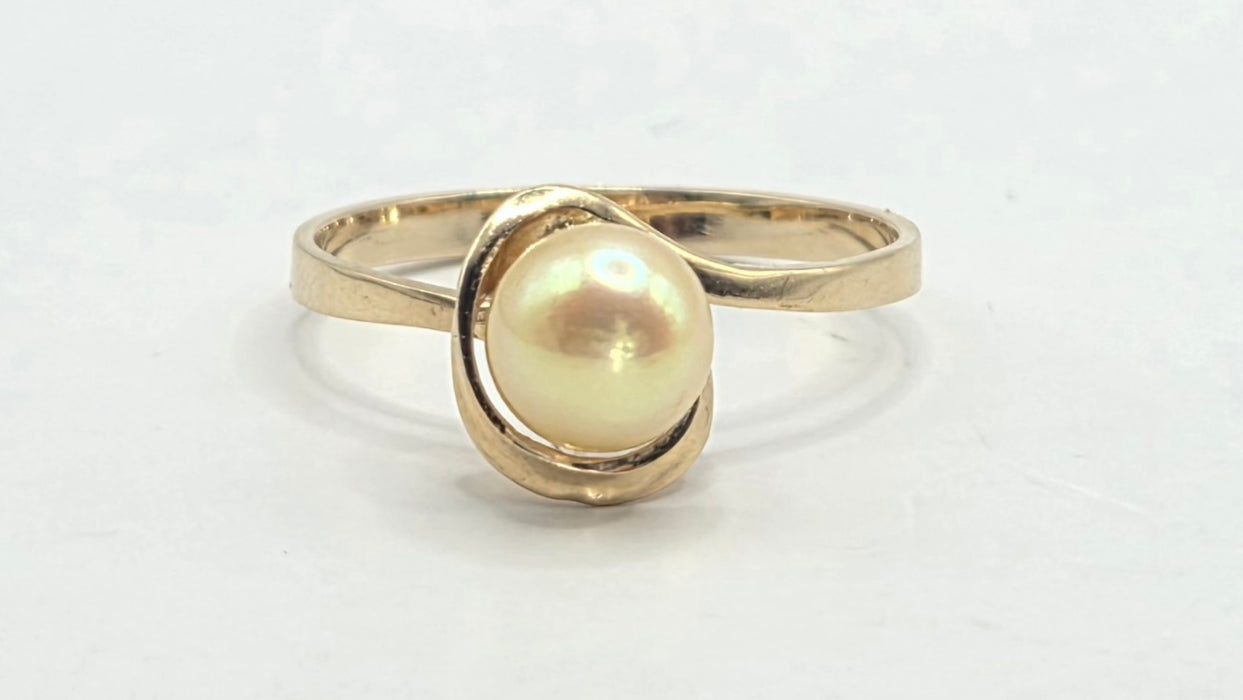 Vintage: 9ct Yellow Gold Pearl Solitaire Ring
