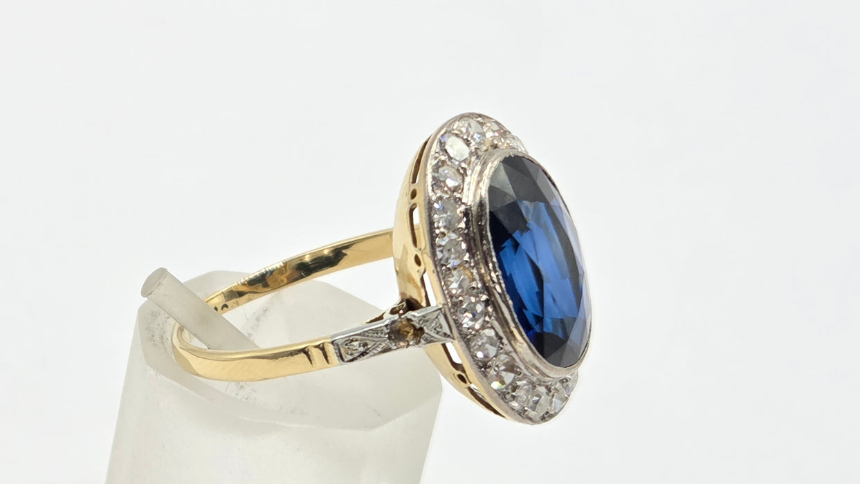 Vintage: 18ct Yellow Gold Sapphire 5.61ct & Diamond 1.00ct Oval Cluster Ring