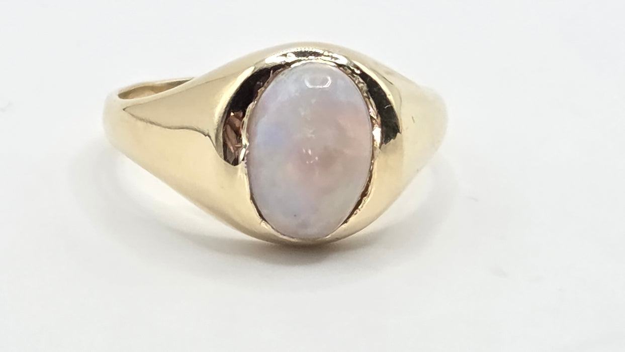 Vintage: 9ct Yellow Gold Opal Solitaire Signet Ring
