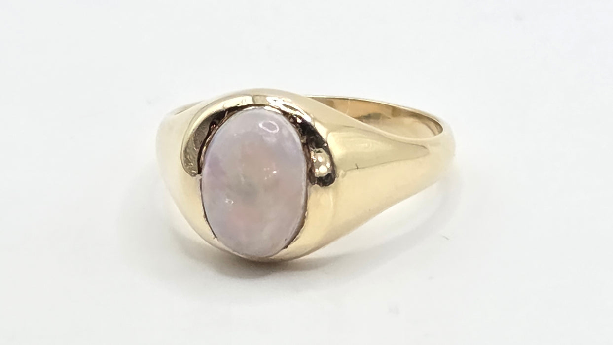 Vintage: 9ct Yellow Gold Opal Solitaire Signet Ring