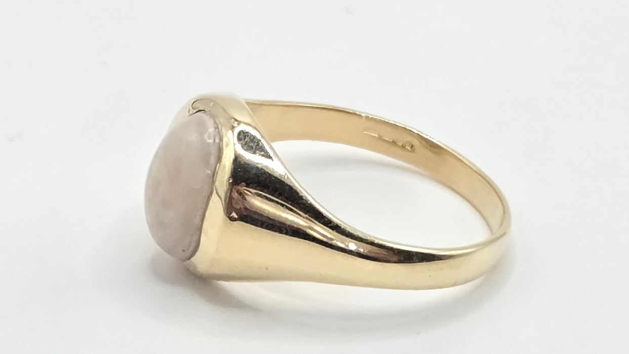 Vintage: 9ct Yellow Gold Opal Solitaire Signet Ring