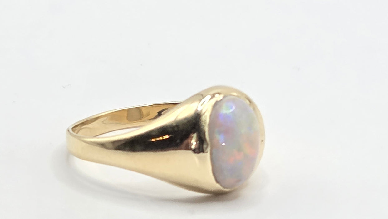 Vintage: 9ct Yellow Gold Opal Solitaire Signet Ring