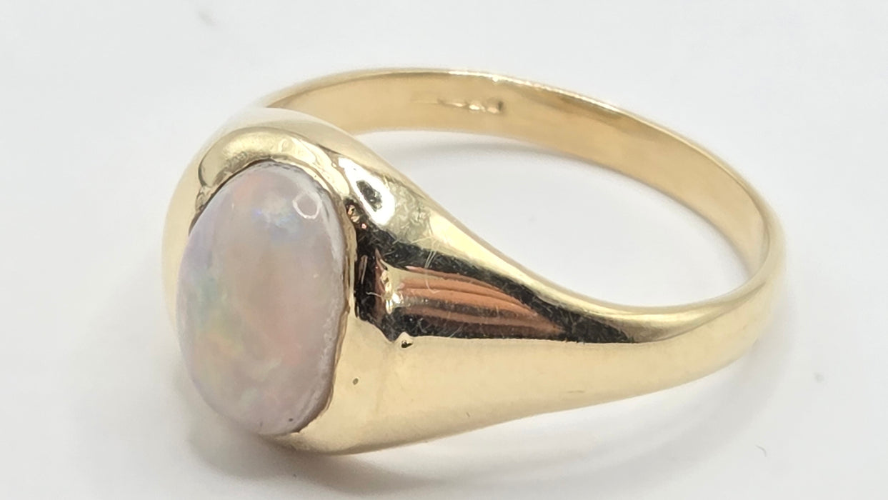 Vintage: 9ct Yellow Gold Opal Solitaire Signet Ring