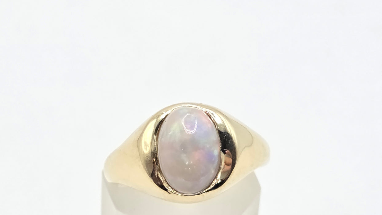 Vintage: 9ct Yellow Gold Opal Solitaire Signet Ring