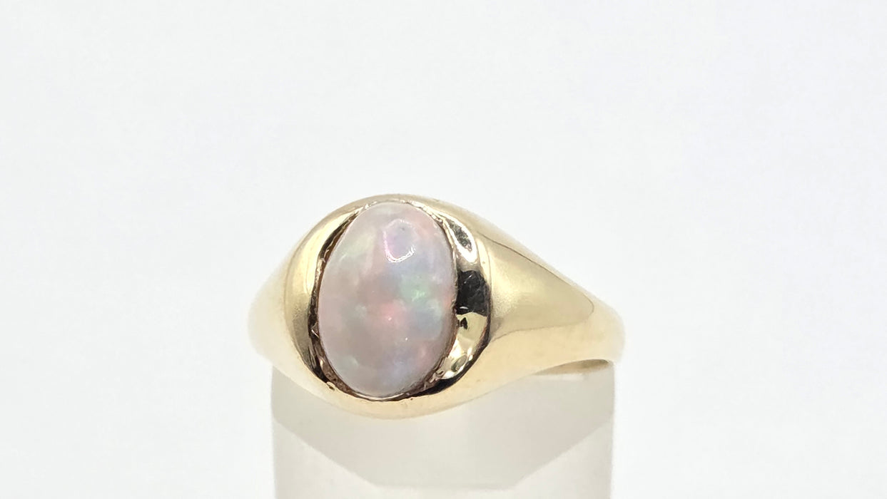 Vintage: 9ct Yellow Gold Opal Solitaire Signet Ring