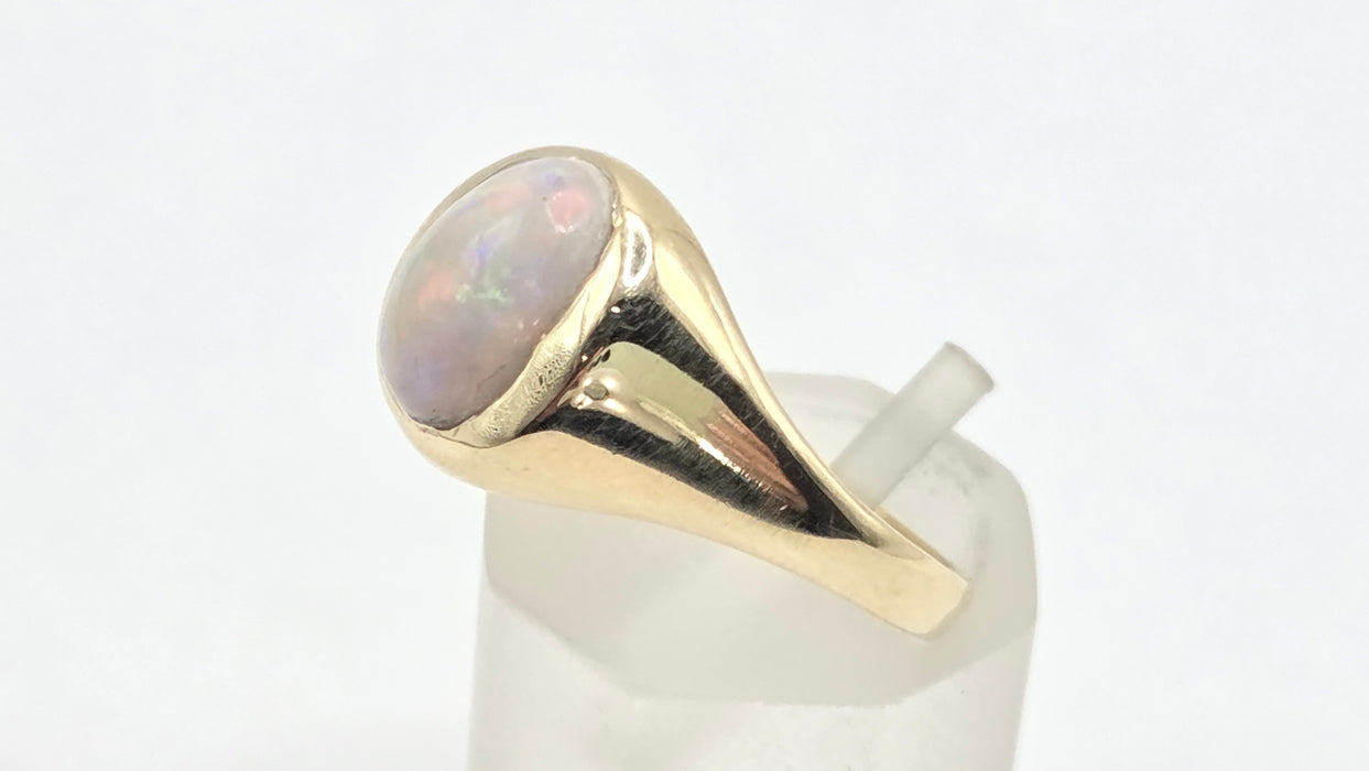 Vintage: 9ct Yellow Gold Opal Solitaire Signet Ring
