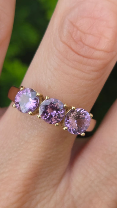 Vintage: 9ct Yellow Gold Purple Spinel Trilogy Ring
