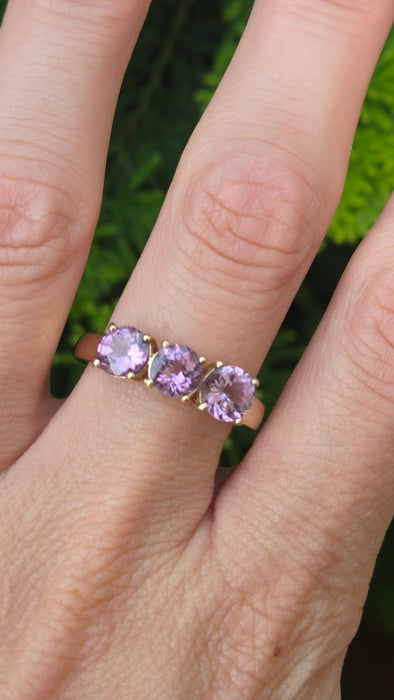 Vintage: 9ct Yellow Gold Purple Spinel Trilogy Ring