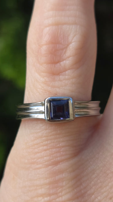 Vintage: 9ct White Gold Iolite Solitaire Ring
