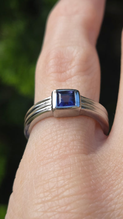 Vintage: 9ct White Gold Iolite Solitaire Ring