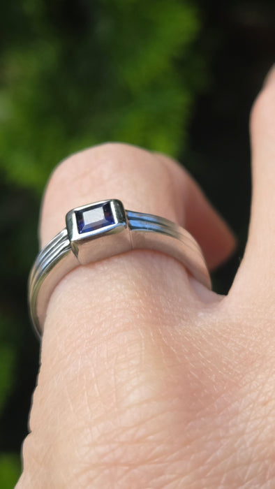 Vintage: 9ct White Gold Iolite Solitaire Ring