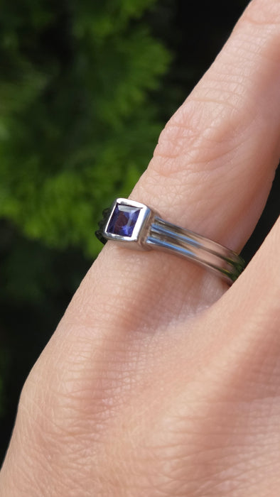 Vintage: 9ct White Gold Iolite Solitaire Ring
