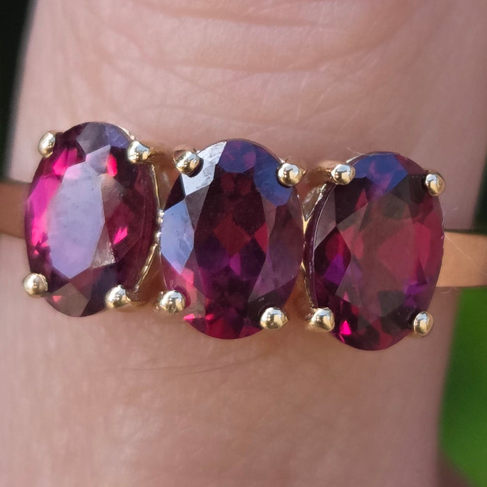 Vintage: 9ct Gold Garnet Trilogy Ring