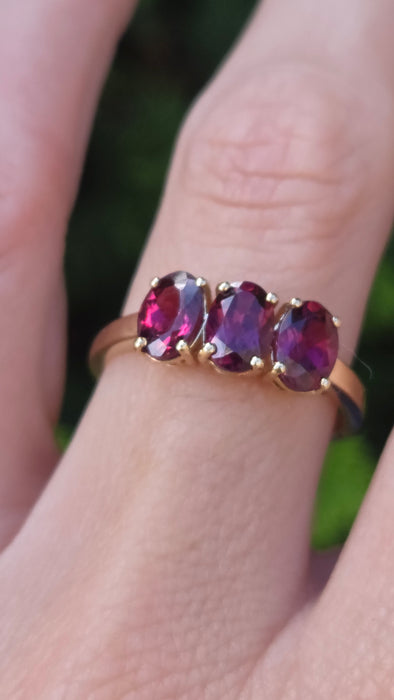 Vintage: 9ct Gold Garnet Trilogy Ring