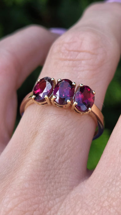 Vintage: 9ct Gold Garnet Trilogy Ring