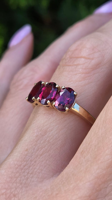 Vintage: 9ct Gold Garnet Trilogy Ring