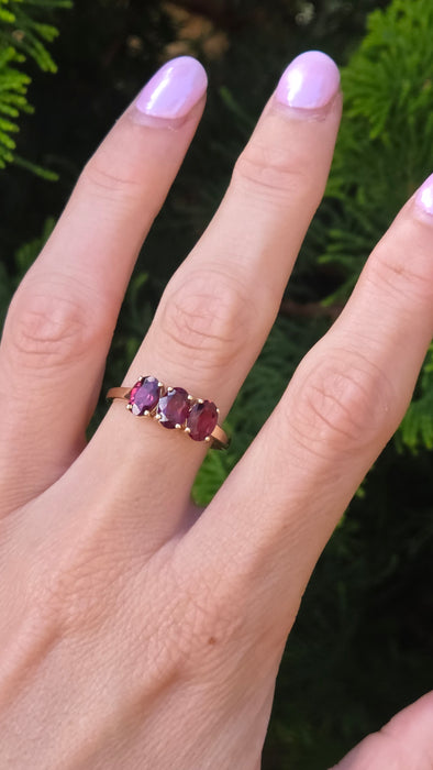 Vintage: 9ct Gold Garnet Trilogy Ring