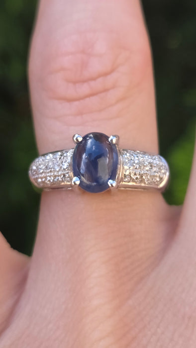 Vintage: 9ct White Gold Cabochon Sapphire & Diamond Ring