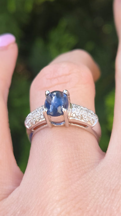 Vintage: 9ct White Gold Cabochon Sapphire & Diamond Ring