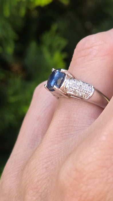Vintage: 9ct White Gold Cabochon Sapphire & Diamond Ring