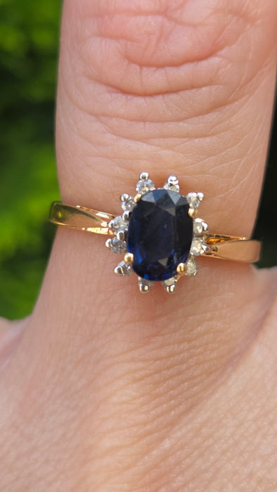 3118: Vintage & Petite 18ct Gold Cornflower Blue Sapphire 12 Diamonds Cluster Ring