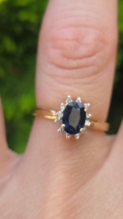 3118: Vintage & Petite 18ct Gold Cornflower Blue Sapphire 12 Diamonds Cluster Ring