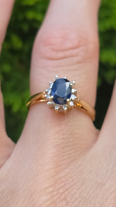 3118: Vintage & Petite 18ct Gold Cornflower Blue Sapphire 12 Diamonds Cluster Ring