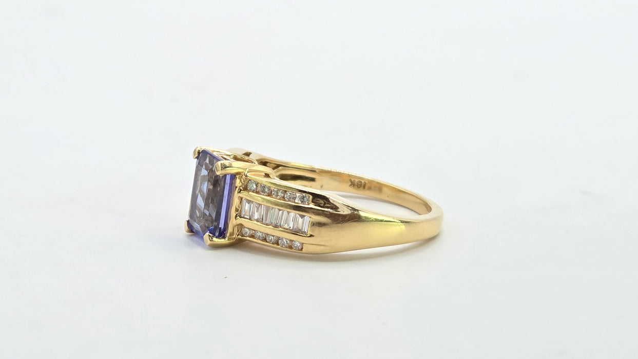 Vintage: 18ct Yellow Gold Tanzanite 1.70ct & Diamond 0.46ct Dress Ring
