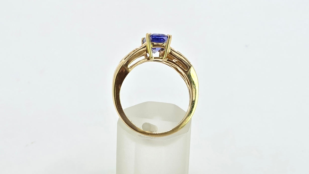 Vintage: 18ct Yellow Gold Tanzanite 1.70ct & Diamond 0.46ct Dress Ring