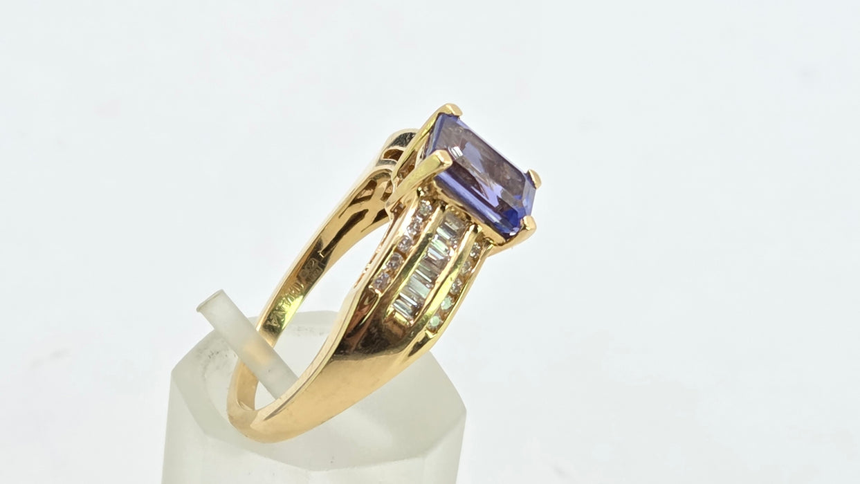 Vintage: 18ct Yellow Gold Tanzanite 1.70ct & Diamond 0.46ct Dress Ring