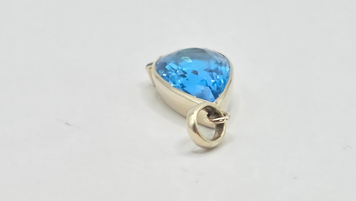 Vintage: 9ct White Gold Swiss Blue Topaz & Sapphire Pendant