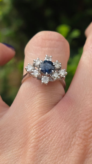 Vintage: 18ct White Gold Sapphire & Diamond Cluster Ring — 0.95ct Sapphire / 0.80ct Diamonds