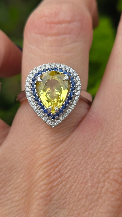 2708: Vintage 18ct White Gold Yellow Sapphire (3.28ct), Blue Sapphires & Diamonds Cocktail Ring