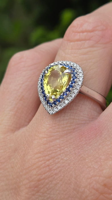 2708: Vintage 18ct White Gold Yellow Sapphire (3.28ct), Blue Sapphires & Diamonds Cocktail Ring