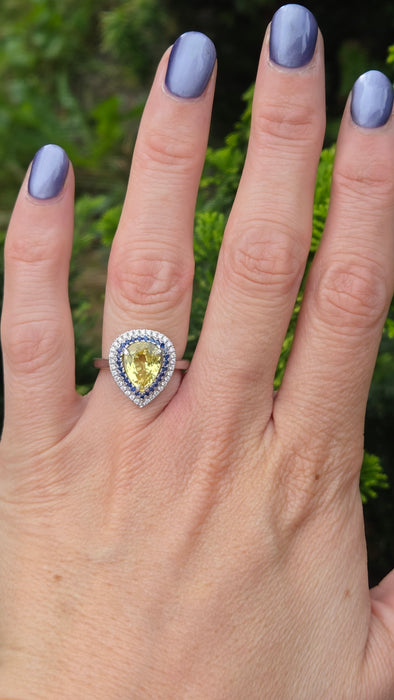 2708: Vintage 18ct White Gold Yellow Sapphire (3.28ct), Blue Sapphires & Diamonds Cocktail Ring