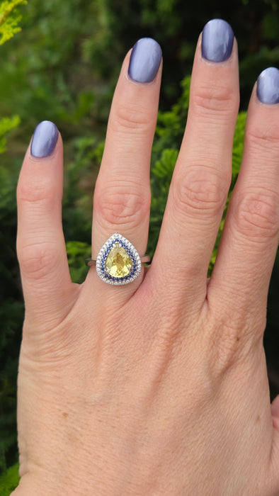 2708: Vintage 18ct White Gold Yellow Sapphire (3.28ct), Blue Sapphires & Diamonds Cocktail Ring