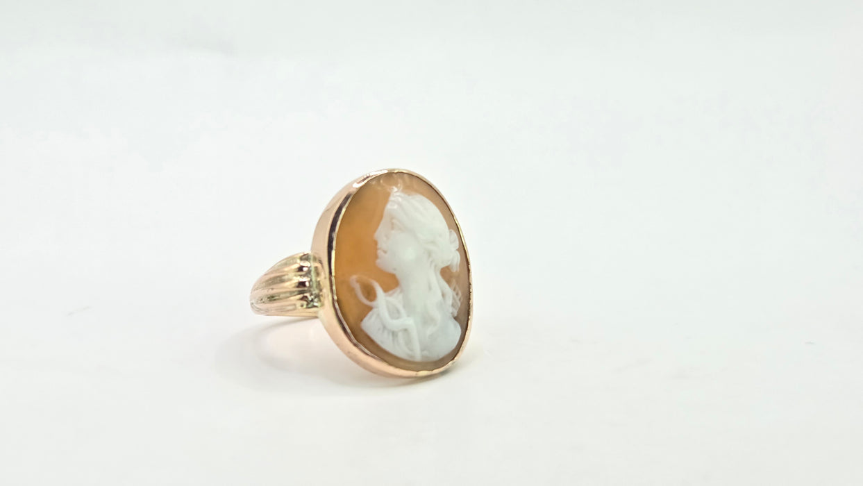 Antique: 15ct Yellow Gold Carved Cameo Ring