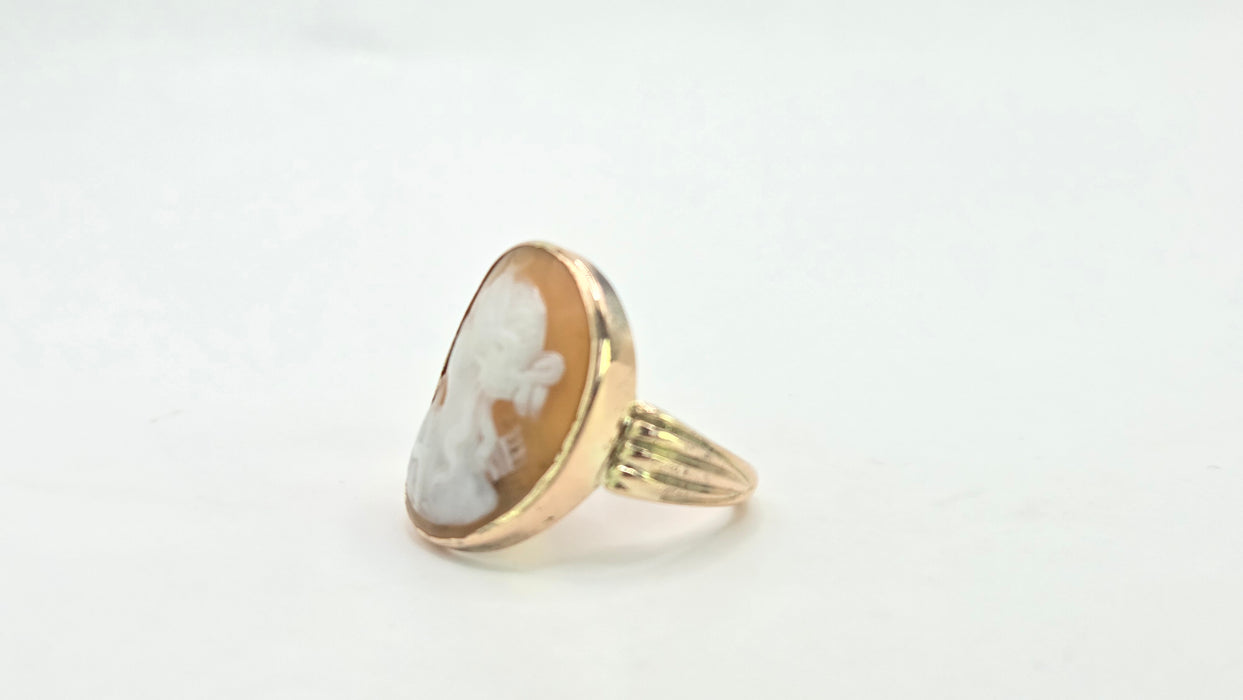 Antique: 15ct Yellow Gold Carved Cameo Ring