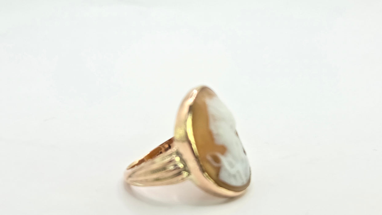 Antique: 15ct Yellow Gold Carved Cameo Ring