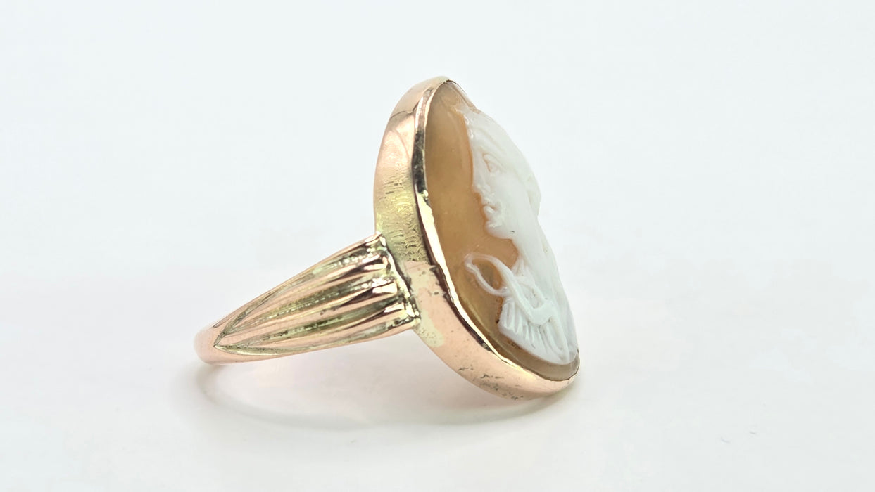 Antique: 15ct Yellow Gold Carved Cameo Ring