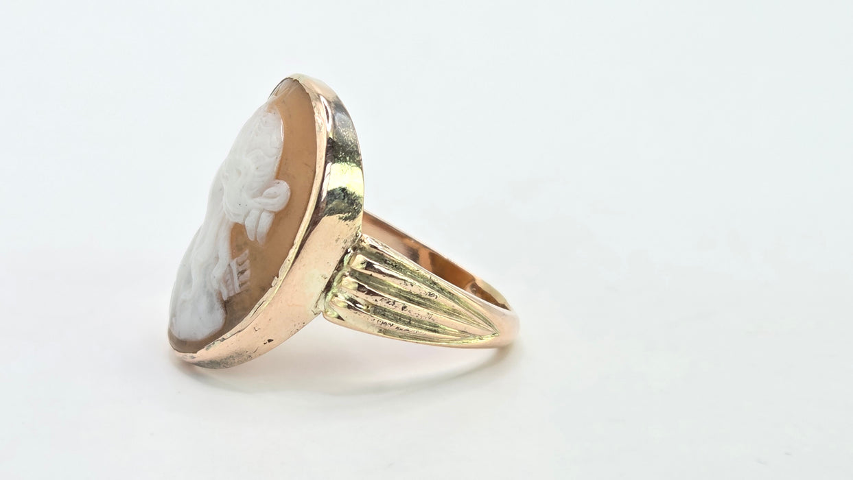 Antique: 15ct Yellow Gold Carved Cameo Ring