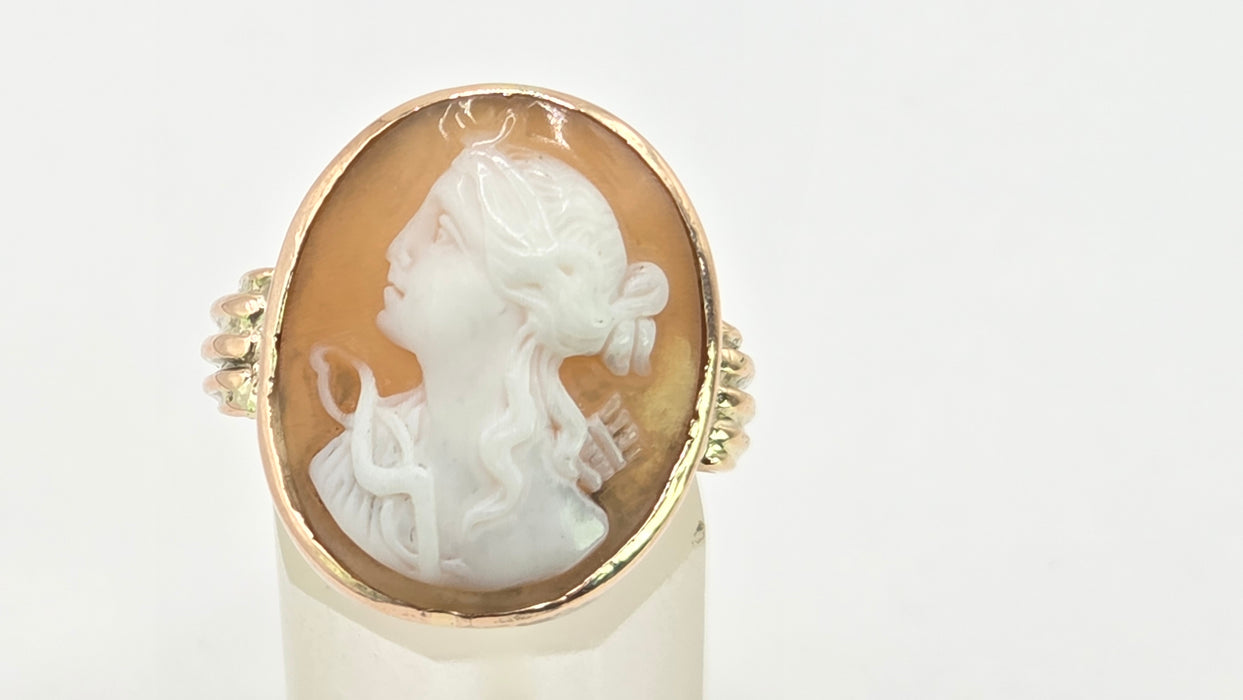 Antique: 15ct Yellow Gold Carved Cameo Ring