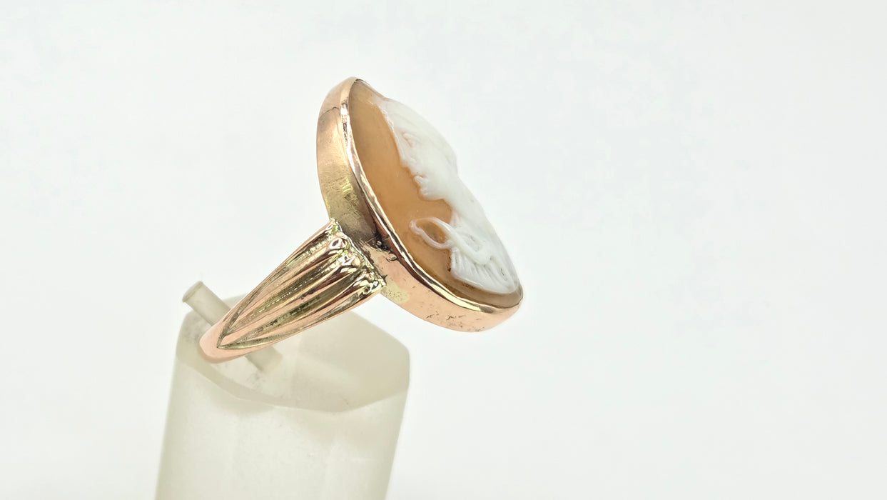 Antique: 15ct Yellow Gold Carved Cameo Ring