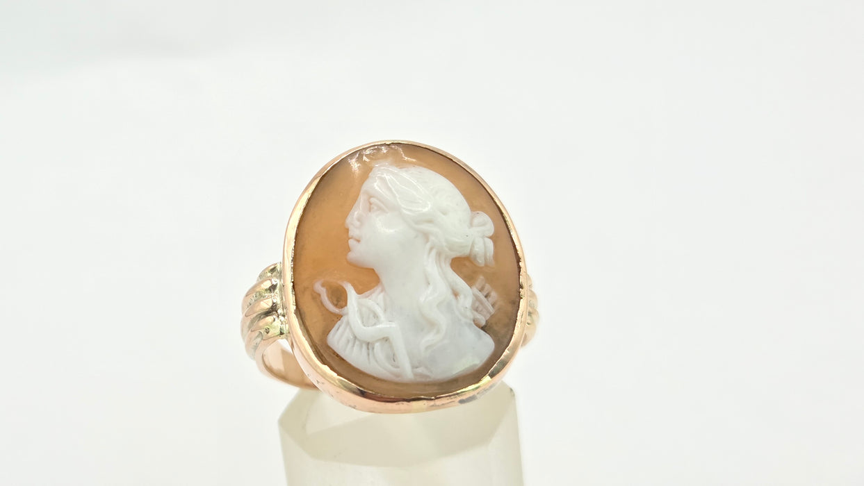 Antique: 15ct Yellow Gold Carved Cameo Ring